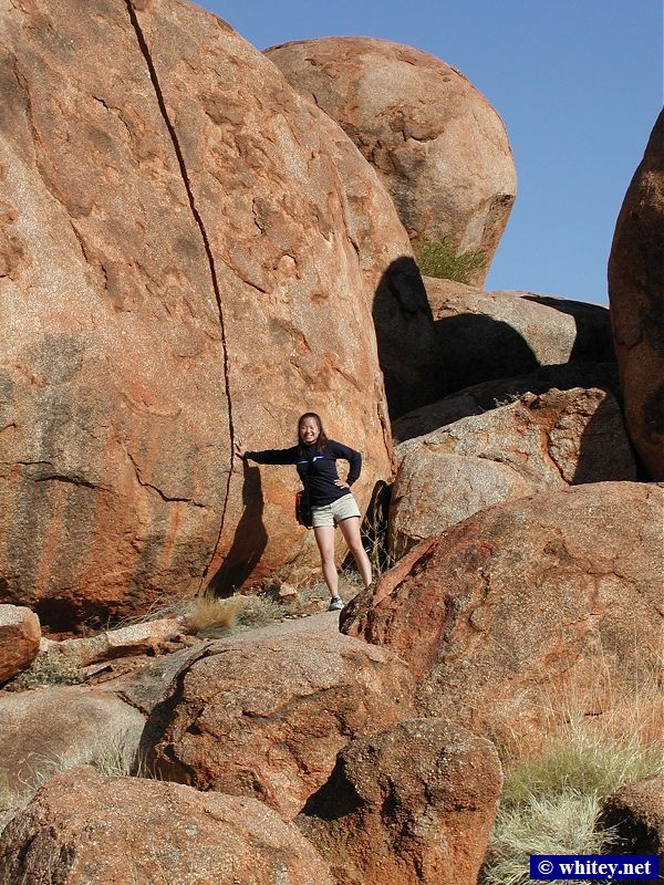 Ly at the Devil’s Marbles, Australie.
