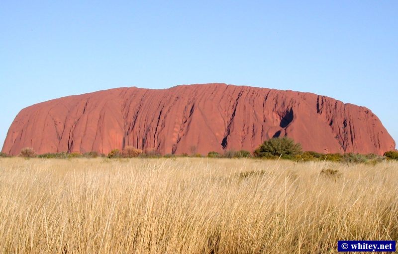 3.6km long, 348m high, Uluru (Ayres Rock), Australie.