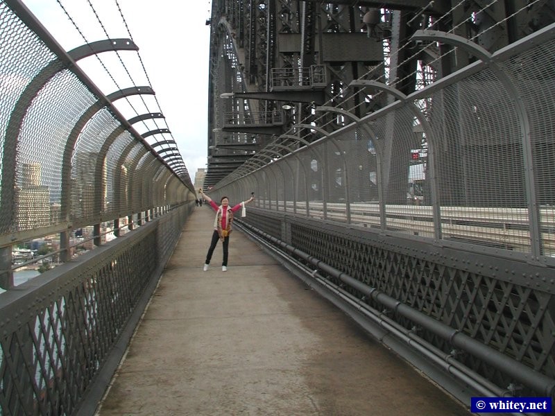 Lisa on walkway, Sydney Harbour Bridge, Sydney, Australie.