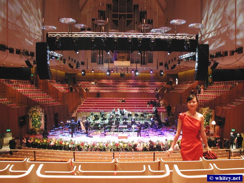 Lisa inside the Ópera de Sydney, Sydney, Austrália.