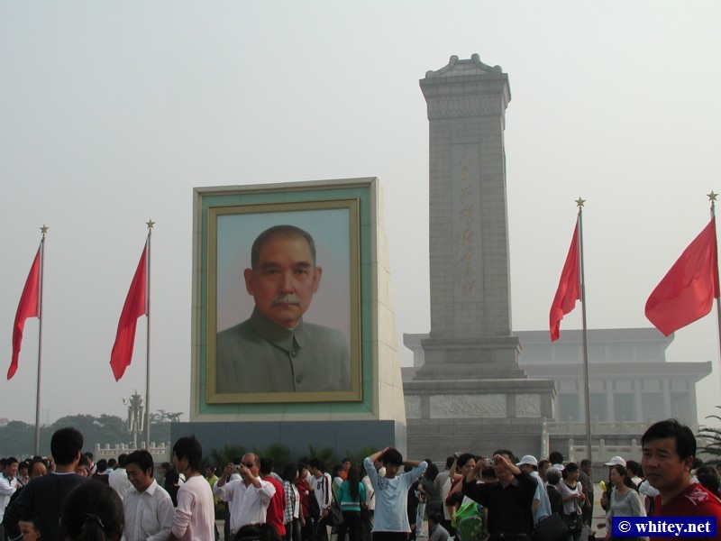 Sun Yat-sen Portrait, Place Tian’anmen, Pékin, Chine.  孫逸仙, 天安门广场.