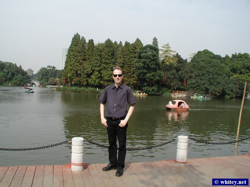 Andrew at Liwanhu Park, Canton, Chine.  荔湾湖公园.