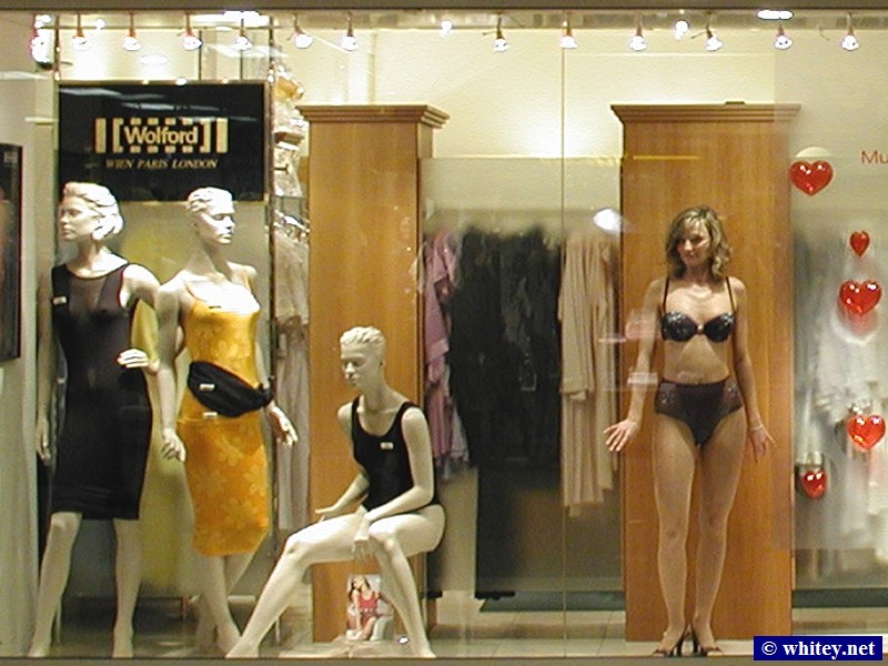 Live Mannequin in a shop window, 法蘭克福, 德國.