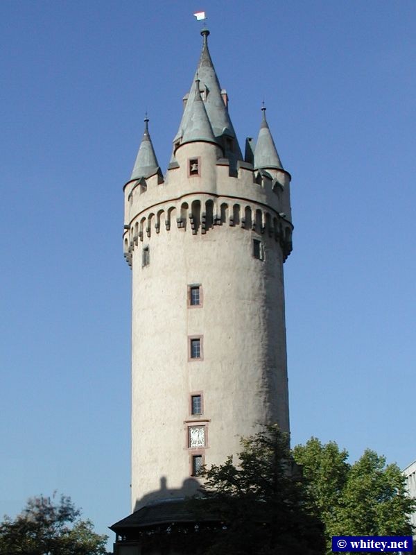 Eschenheimer Turm formed part of フランクフルト’s medieval defenses from 1428 onwards, ドイツ.