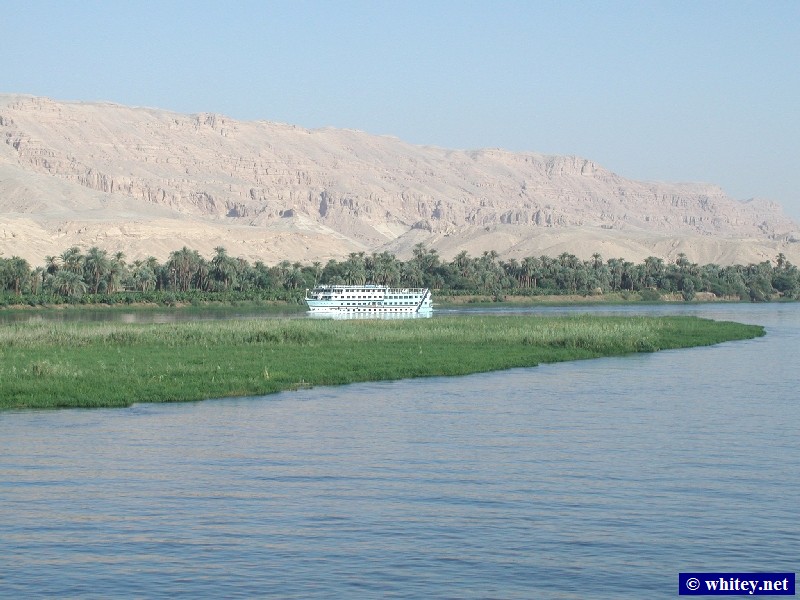 A tourist ship cruising on 尼罗河, 埃及.