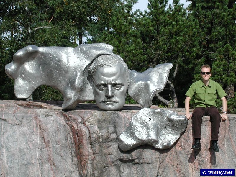 Andrew at the Sibelius Monument, Sibelius Park, Helsinki, Finlande.
