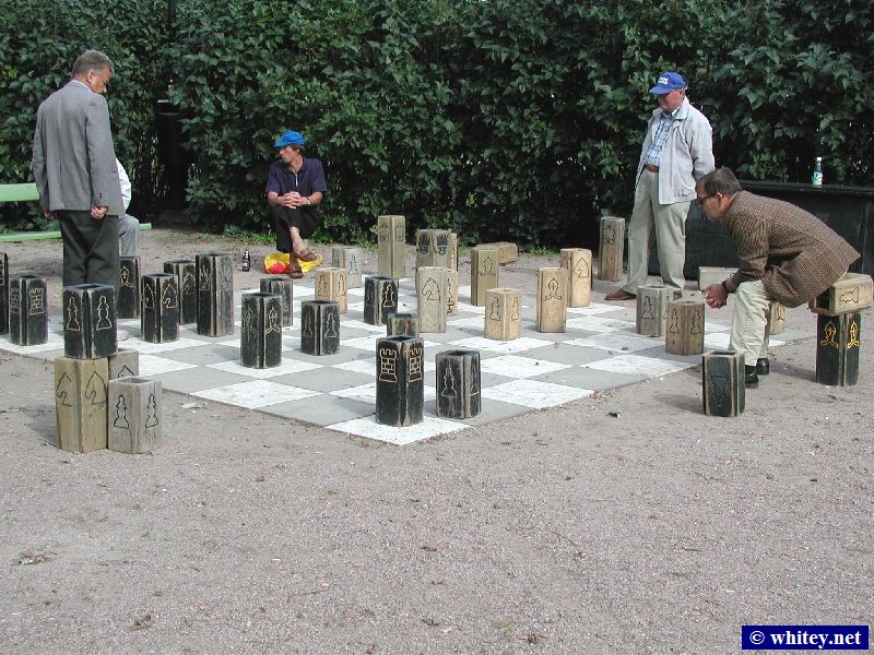 Locals playing Chess in a park, ヘルシンキ, フィンランド.