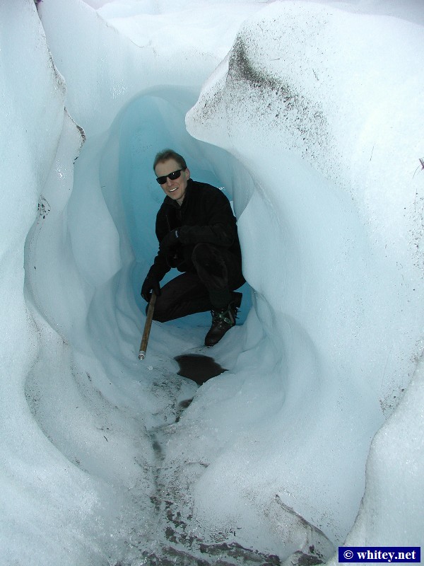 الثعلب الجليدى, الجزيرة الجنوبية, نيوزيلندا – Andrew exiting an ice cave.