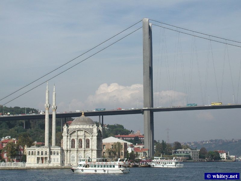 The Ortaköy مسجد with the البوسفور مضيق Bridge towering in the background. / Büyük Mecidiye Camii.
